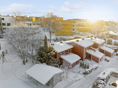 Enderekkehus med behov for oppussing. Pent bad fra 2014. Fin og skjermet hage. Garasjeplass medfølger!