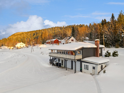 Enebolig med solrik beliggenhet og vid utsikt. Stor tomt. 2 sov, glassveranda. 2 garasjeløp. 15 km til Trysilfjellet.