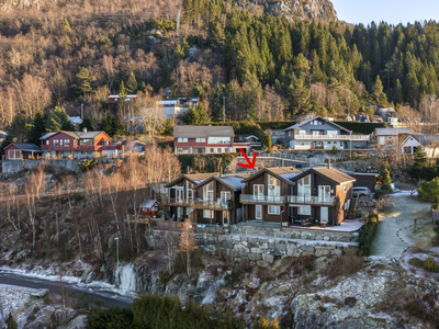 Forsand - Innholdsrik del av tomannsbolig med fantastisk utsikt og gode solforhold | 3 soverom | Barnevennlig | Garasje