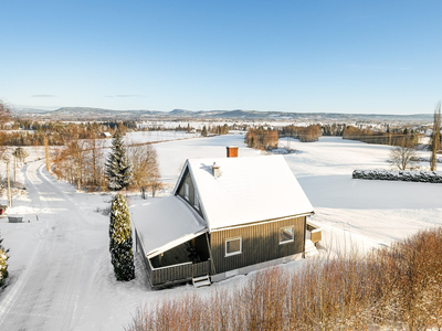 Hyggelig bolig med landlig beliggenhet og flott utsikt ut over Hof-Åsa - Nytt kjøkken, bad og overflater!