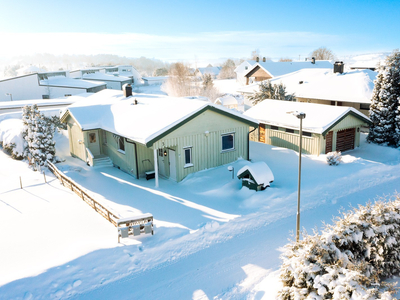 Innbydende enebolig med alt på én flate - Muligheter for flere soverom - Garasje - Eiet tomt med en flott hage