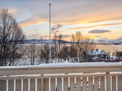 Innholdsrik enebolig med sokkelleilighet I Stor hage I Fin utsikt!