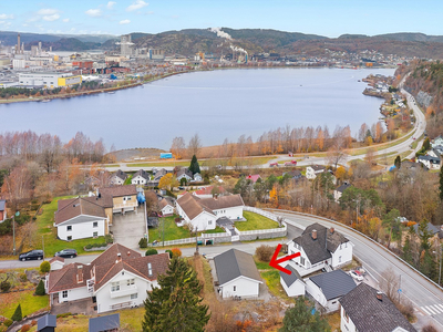 Koselig enebolig med to soverom. Planløsning over et plan, dobbel garasje, stor og solrik terrasse med fin utsikt.