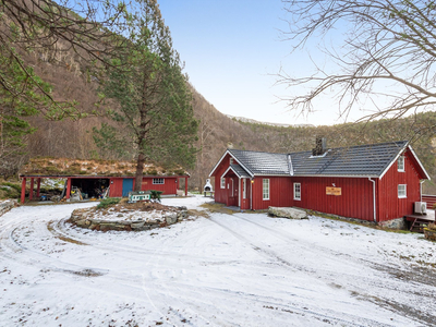 Ny pris! Koselig enebolig med uthus og carport - Flotte omgivelser i fritidsområde ved Holsvatnet - Landlig og skjermet