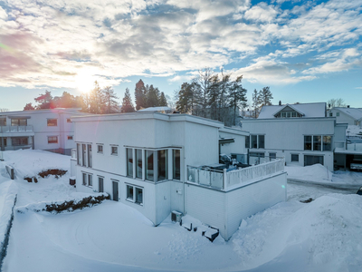 Lekker 1/2-part av vertikaldelt tomannsbolig m/fjordutsikt og 4 soverom - Solrikt og barnevennlig - Carport med terrasse