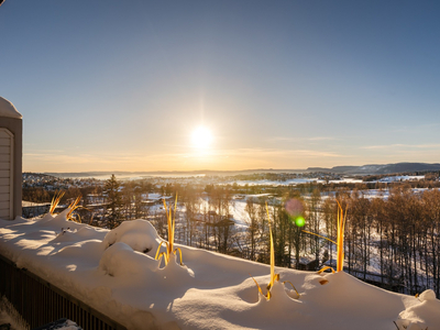 Lekker 4-roms leilighet pusset opp i 2015 | Solrik vestvendt terrasse m/utsikt og balkong | To bad | Garasjeplass m/el