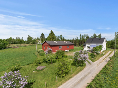 Lensbygda: Småbruk med svært skjermet og landlig beliggenhet. Ca 18,3 mål tomt, garasje og låve.