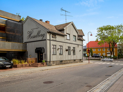 Liten bygård midt i Larvik - Attraktivt kontorlokale og 2 leiligheter | Parkering i stor carport (inntil 6 biler)