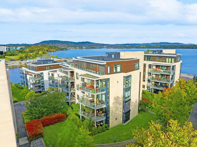 Lys og pen 3R i Rolfsbukta- Solrik terr.- Sjøutsikt- Rett ved stranden- Heis- Garasje- Fjernvarme. Flott intern beligg.