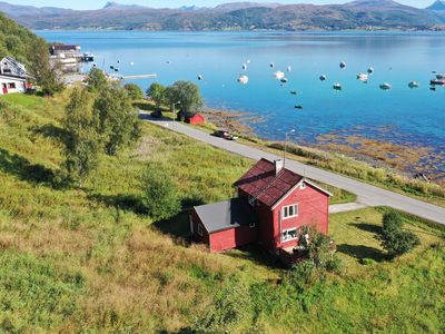 NY PRIS! Enebolig med flott sjøutsikt, carport, 4 sov og 2 bad - Gode solforhold - Hage