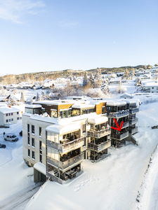 Nyere 3-roms selveierleilighet med sydvendt overbygd terrasse. Heis. Garasje.