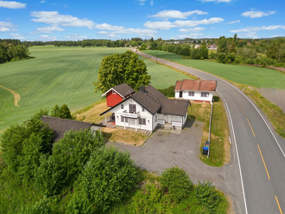 NYHET!! Tidligere gårdstun - Sentralt og nært E-18 - Sidebygning har tidligere vært utleied - Dobbel garasje og stabbur