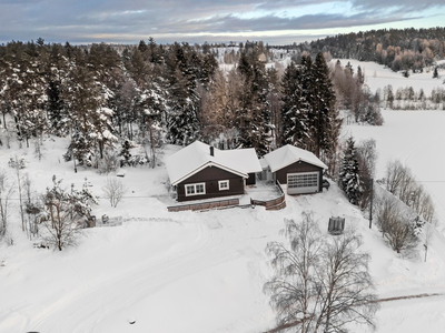 Pen enebolig fra 2012 med alt på en flate og god takhøyde - Idyllisk beliggenhet med småbruksfølelse - Garasje/verksted