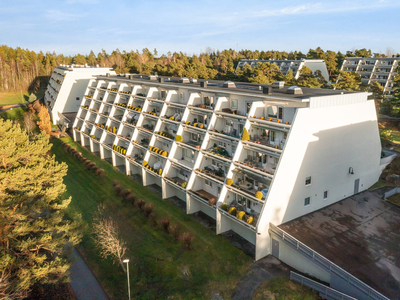 Praktisk 2-roms med vestvendt, solrik terrasse! Garasjeplass | Attraktivt borettslag | Varmtvann inkl. i FK!