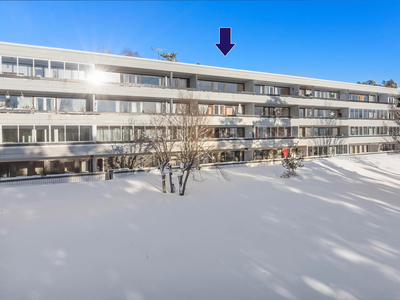 Romslig 3-roms leilighet med renoveringsbehov. Solrik terrasse med pen utsikt. Velkommen!