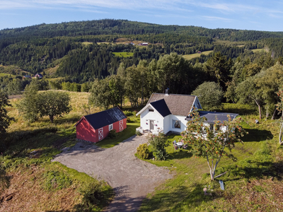 Sjarmerende enebolig med landlig beliggenhet. Tomt på 2366m². Kjøkken fra 2012. 3 sov. Utsikt mot sjøen.