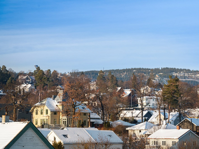 Stor, elegant toppleilighet over hel etasje, alt man kan ønske seg. Utsikt og sol. Direkte heisadkomst og 3 p-plasser.