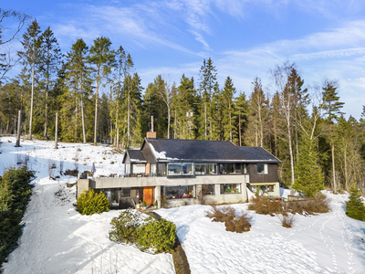 Stor utsiktseiendom inntil Marka. Romslig villa over to plan med solrike utearealer og gode utleiemuligheter. 2 garasjer