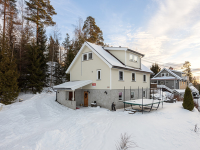 Stor, velholdt enebolig rett ved markagrensa. 5 soverom, wc og 2 bad. Dobbelgarasje. Solrike uteområder. Familievennlig.