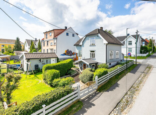 Enebolig med klassisk atmosfære og flott hage, i sentrumsnære strøk av Jeløy. Sjøgløtt fra 2. etg. Få min. til by og tog