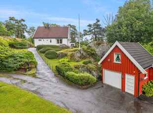 Enebolig over 2 etasjer med garasje. Stor og flott tomt. Attraktivt og sentralt boligområde med kort vei til Nidelva.