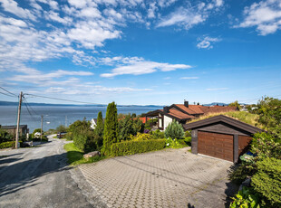 Innholdsrik enebolig med fantastisk utsikt ut over Trondheimsfjorden - Hjørnetomt - Flott hage - Garasje