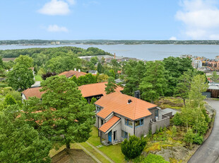 Kul enebolig beliggende på høyde med sjøutsikt, gode solforhold, spennende arkitektur og god takhøyde i stue!