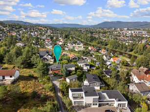 Panoramautsikt - Enebolig på Strømdal med de fleste rom på en flate. Rolig beliggenhet i enden av blindvei.