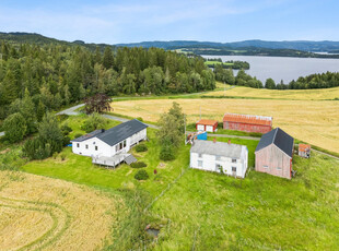 Sjarmerende eiendom med småbruk-preg landlig beliggende skjermet til like ved Hoklingen i Åsen.