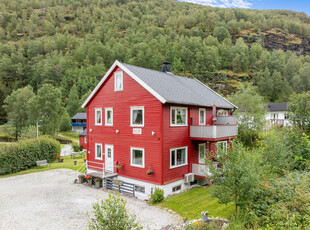 Stort velhalde bustadhus med flott opparbeidd hage og god beliggenheit i vakre Flåm. Eigedom med stort potensial!