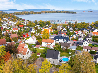 APENES - Lys og smakfull enebolig i herskapelig stil med fjordutsikt og herlig stor hage som bør oppleves.