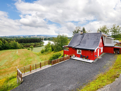 Enebolig med landlig og usjenert beliggenhet med fin utsikt mot vannet. Moden for oppgradering og modernisering. Garasje