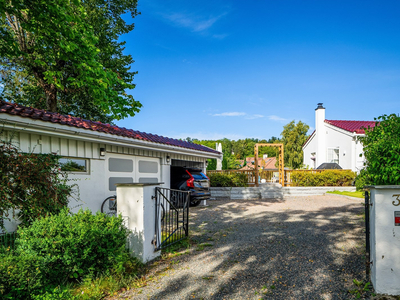 Flott bolig med 3 soverom - store boder og carport - hage og 64 kvm terrasse med en herlig enebolig opplevelse