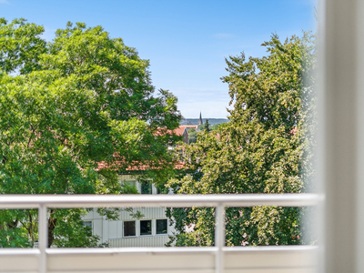 Stor og gjennomgående 4-roms med flott utsikt. Nytt kjøkken fra Strai. Vestvendt terrasse med ettermiddags-/kveldssol.