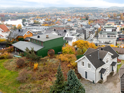 Hel tomannsbolig med panorama utsikt over sentrum! Eiendommen har to separate og oppgraderte enheter. Meget sentralt.