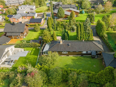 Innholdsrik enebolig med oppussingsbehov! Dobbeltgarasje - Stor tomt - Terrasse m/boblebad - Mulighet for hybel!