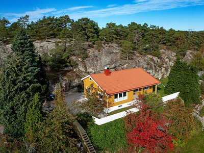 Innholdsrik, koselig og velholdt enebolig i utkanten av populært boligfelt.