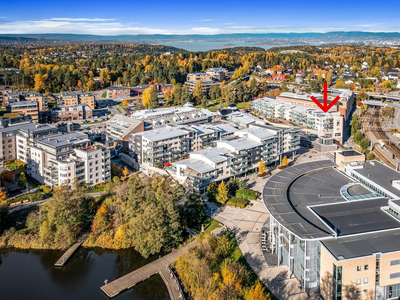 KOLBOTN TORG - Meget pen 3 r. toppleilighet. Garasjeplass. Innglasset veranda. Takterrasse. Flotte sol og utsiktsforhold