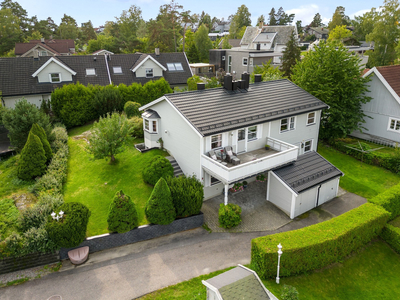 Lekker og innholdsrik 1/2-part vertikaltdelt 2-mannsbolig. Solrik, frodig hage. Garasje. Barnevennlig, Karlsrud skole