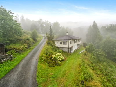 NY PRIS! Enebolig med utleiedel i rolig boligområde. Flott utsikt mot fjorden og nærområdet!