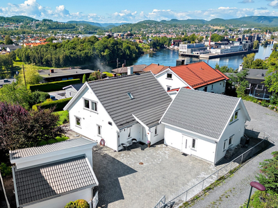 Attraktiv enebolig med utleie. Fantastisk beliggenhet i rolig gate. Flott utsikt og gode solforhold. Garasje og carport.