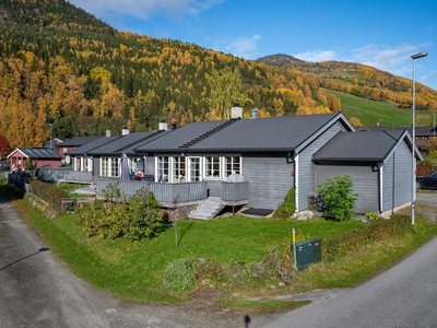 Enebolig med god planløsning og alt på en flate. Flott beliggenhet nær Kvam sentrum. Garasje, terrasse og hage!