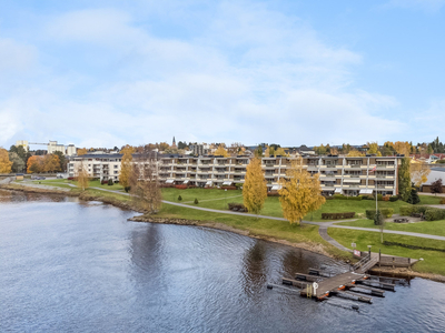 ÅRNES - GLOMMA TERRASSE. Flott og stor 2-roms i toppetasjen - Nydelig utsikt - Heis - Lave omk. - Mulighet for båtplass!