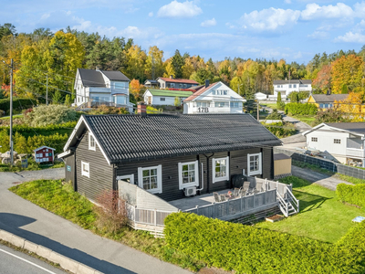 Særegen og flott enebolig med utsikt - Oppusset de senere år - Gode uteplasser - Kort vei til sjøen