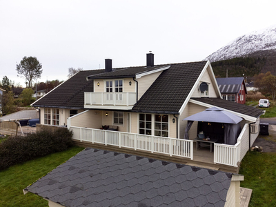 VISNING 7/11 - Pen og velstelt del av tomannsbolig med tilbygd garasje/carport og flotte uteområder