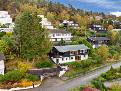 Øvre Berg - Stor enebolig på flott utsiktstomt med sokkelleilighet og hybel - Garasje og carport