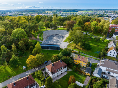 2-roms andelsleilighet i grønne omgivelser ved Kulåsparken. Stort potensial knyttet til oppgradering. Romslig felleshage