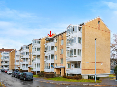 3-roms toppetasje leilighet. Oppussingsobjekt. Stor overbygget veranda. Fyring inkludert. Velkommen!