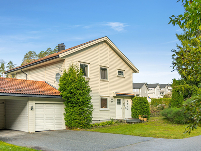 Bommestad - Fin halvdel av tomannsbolig med alt på en flate. 2 soverom, terrasse og carport. Koselig og skjermet hage.