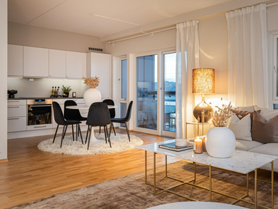 Delikat 3-roms selveier fra 2018 på 99m² BRA | P-plass med elbillader| Innglasset veranda på 18m² med sjøutsikt | Heis